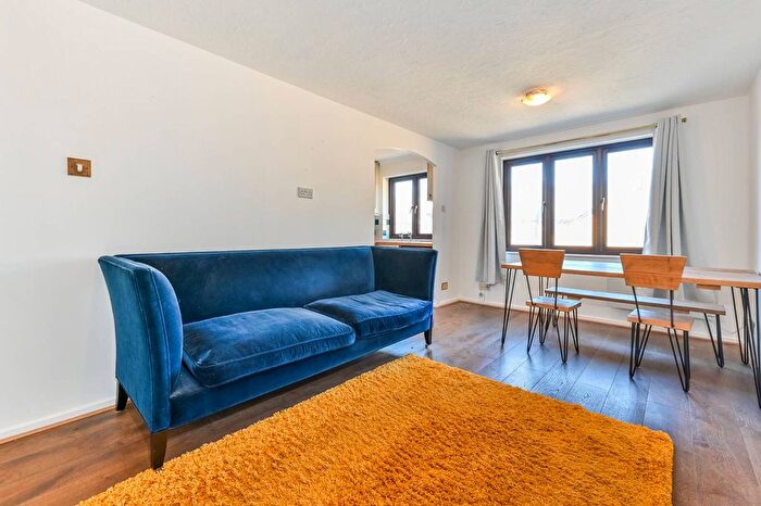 2 Bedroom Flat To Rent In Riverside Close, Clapton, London, E5