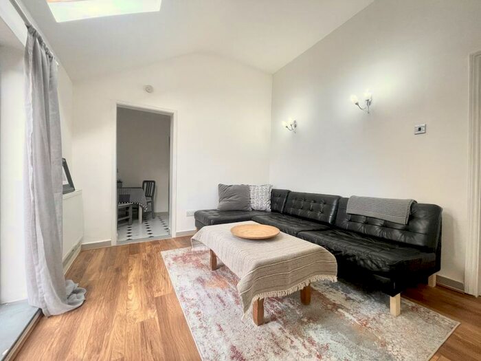 1 Bedroom Flat To Rent In Bromley Common, BR2
