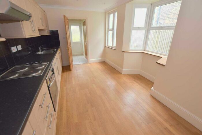 2 Bedroom House To Rent In Squires Lane, Finchley, N3