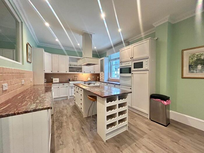 2 Bedroom Flat To Rent In Henley, Oxfordshire, RG9