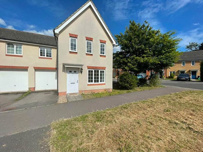 3 Bedroom Semi-Detached House To Rent In Chatsworth Park, Winnersh, RG41