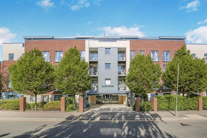 2 Bedroom Flat For Sale In Shotfield, Wallington, SM6