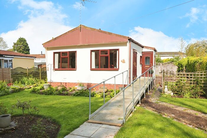 2 Bedroom Bungalow For Sale In Woodcot Park, Wilmcote, Stratford-Upon-Avon, Warwickshire, CV37