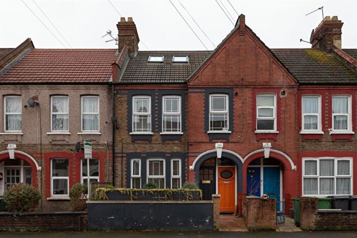 2 Bedroom Flat For Sale In Kettlebaston Road, Leyton, E10