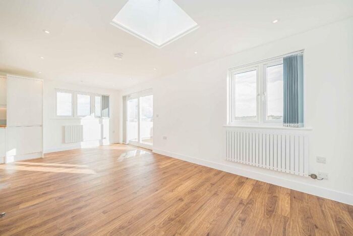 2 Bedroom Flat To Rent In Greenview Drive, London, SW20