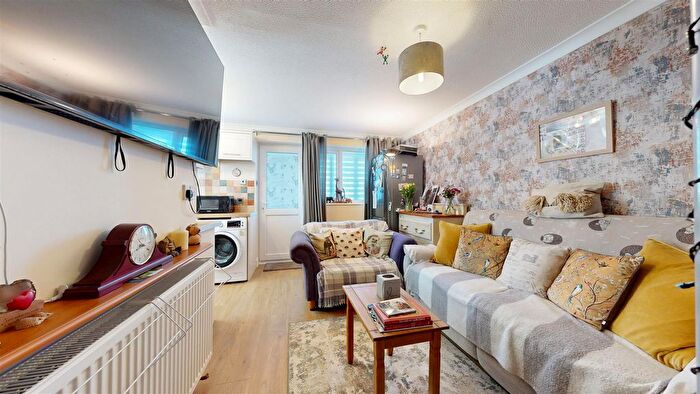 2 Bedroom Flat For Sale In Franklin Road, Weymouth, DT4