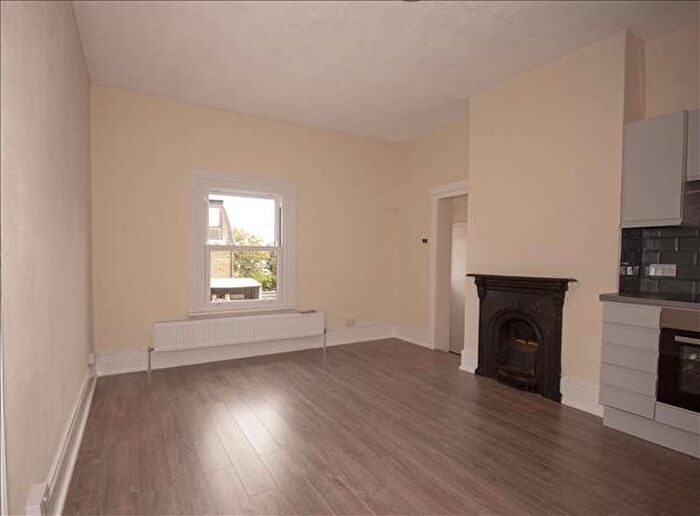 2 Bedroom Flat To Rent In Queens Road, Buckhurst Hill, IG9