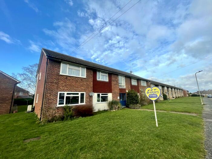 2 Bedroom Apartment To Rent In Yeomans Close, Tongham, GU10