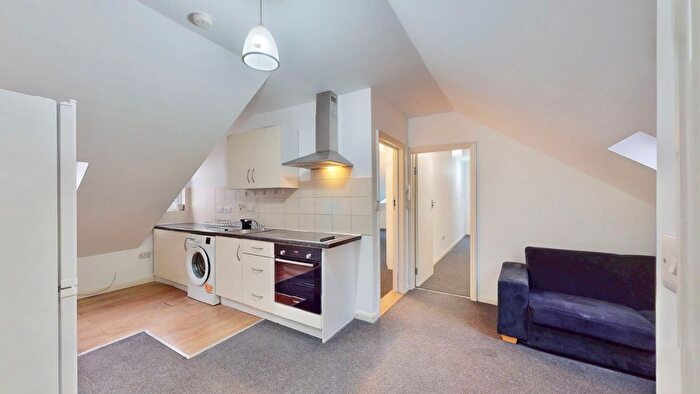2 Bedroom Flat To Rent In Mountfield Road, London, N3