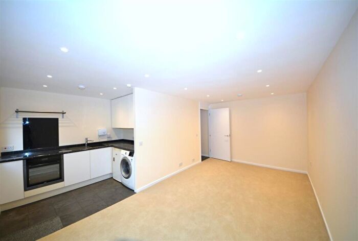 1 Bedroom Apartment For Sale In Stokes Court, East Finchley, N2