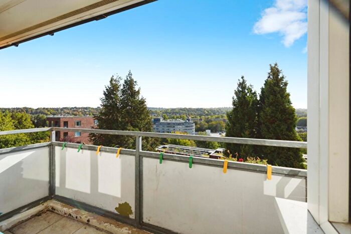2 Bedroom Flat For Sale In Kingsdown Avenue, South Croydon, Surrey, CR2