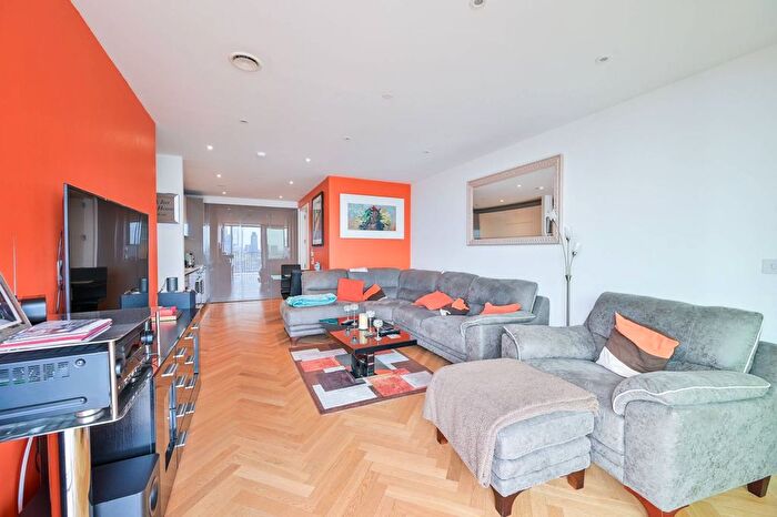 1 Bedroom Flat To Rent In Southwark Bridge Road, Elephant And Castle, London, SE1