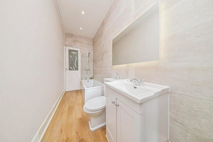 2 Bedroom Flat For Sale In Manse Brae, Glasgow, G44