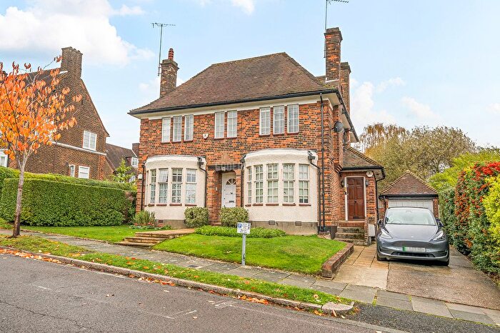 3 Bedroom Flat For Sale In Gurney Drive, Hampstead Garden Suburb, N2