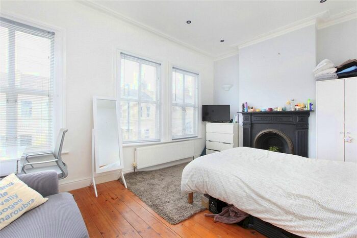 3 Bedroom Flat To Rent In Solon Road, Brixton, London, SW2