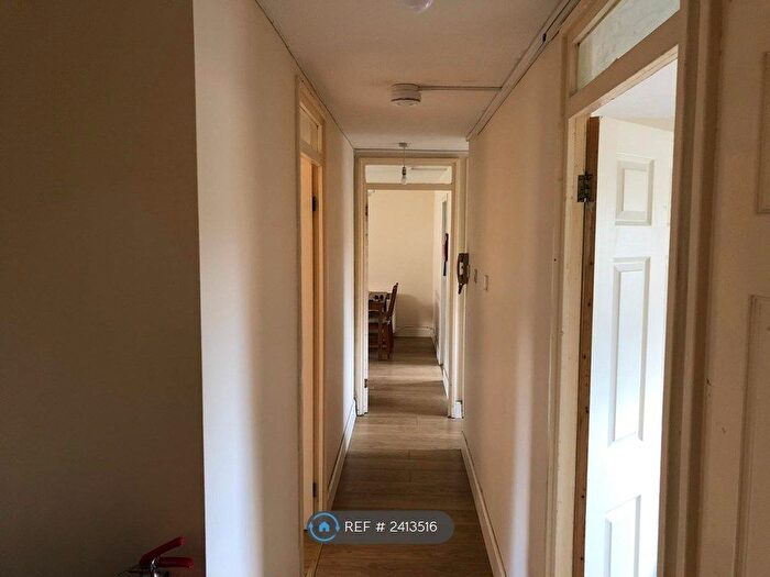 3 Bedroom Flat To Rent In Mcaslin Court, Glasgow, G4