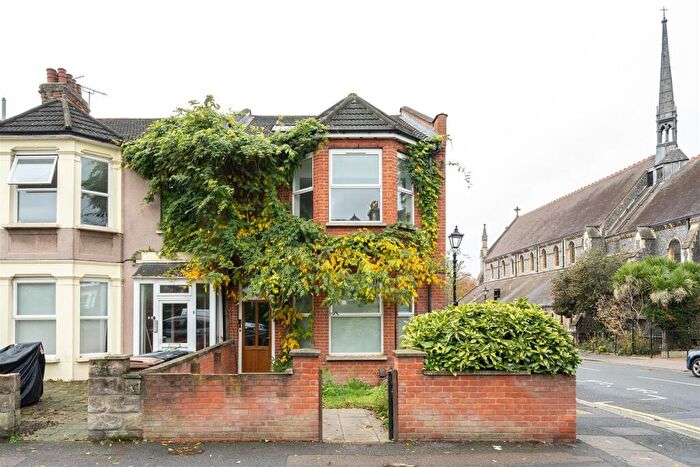 2 Bedroom Flat For Sale In Poppleton Road, Leytonstone, E11