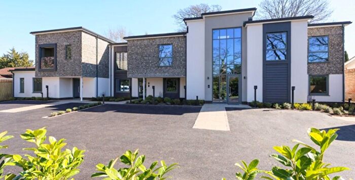 2 Bedroom Flat To Rent In Copsem Lane, Esher, Surrey, KT10