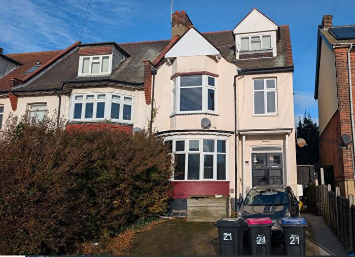 1 Bedroom Flat For Sale In Brittania Road, Westcliff-on-Sea, SS0