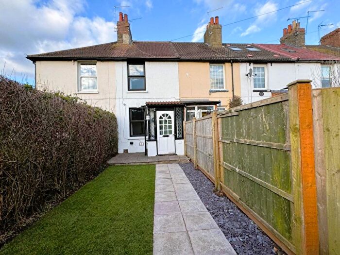 2 Bedroom Cottage To Rent In Bush Road, Cuxton, Rochester, ME2