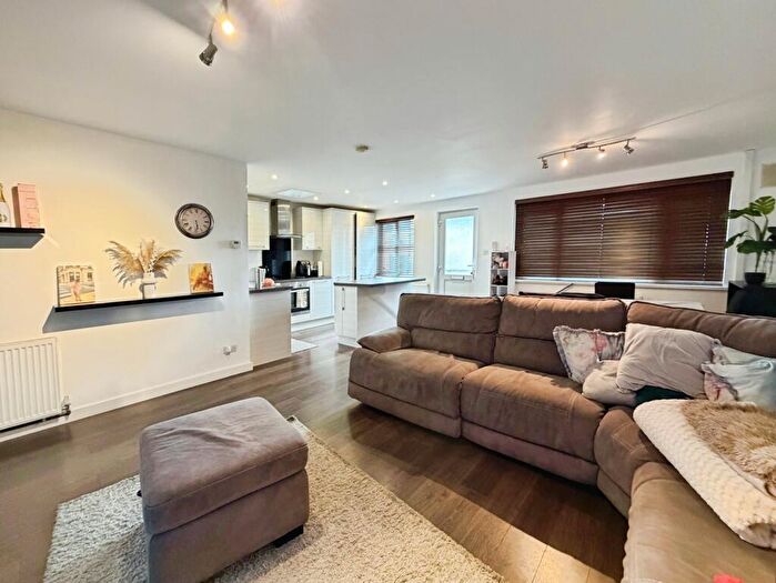 2 Bedroom Flat For Sale In Broadway, Bexleyheath, Kent, DA6