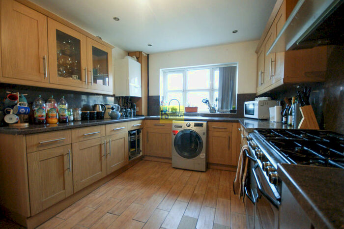4 Bedroom End Of Terrace House To Rent In Herbert Road - Bath Student Property, B10