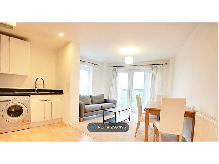 2 Bedroom Flat To Rent In Kittiwake House, Slough, SL1