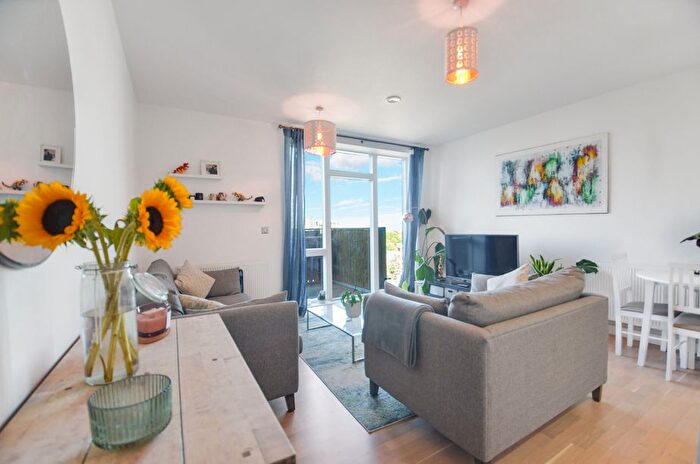 2 Bedroom Flat For Sale In Cross Road, London, CR0