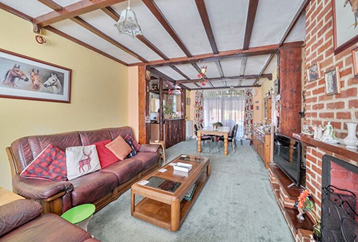 5 Bedroom Semi-Detached House For Sale In Rose Glen, London, NW9