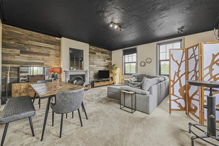 2 Bedroom Flat To Rent In Commonside West, CR4