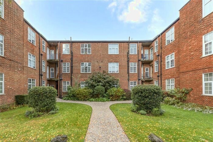 2 Bedroom Flat To Rent In Richmond Court, Richmond Road, Wimbledon, SW20