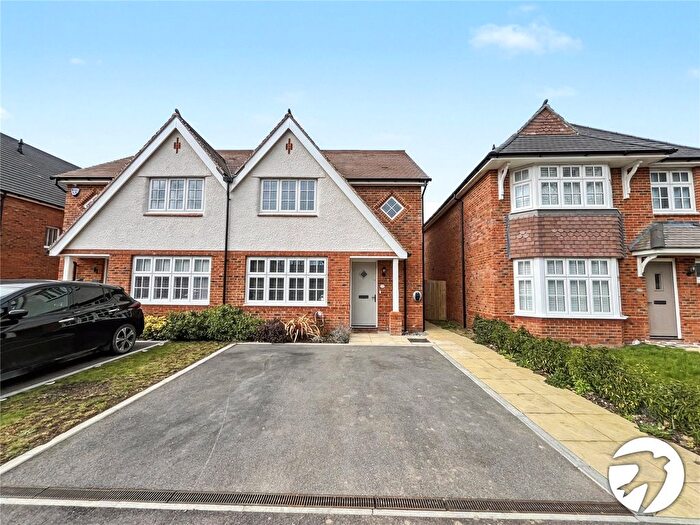 3 Bedroom Semi-Detached House For Sale In Chestnut Lane, Sittingbourne, Kent, ME10