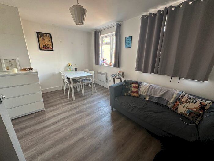 3 Bedroom Flat To Rent In Uxbridge Road, London, W12