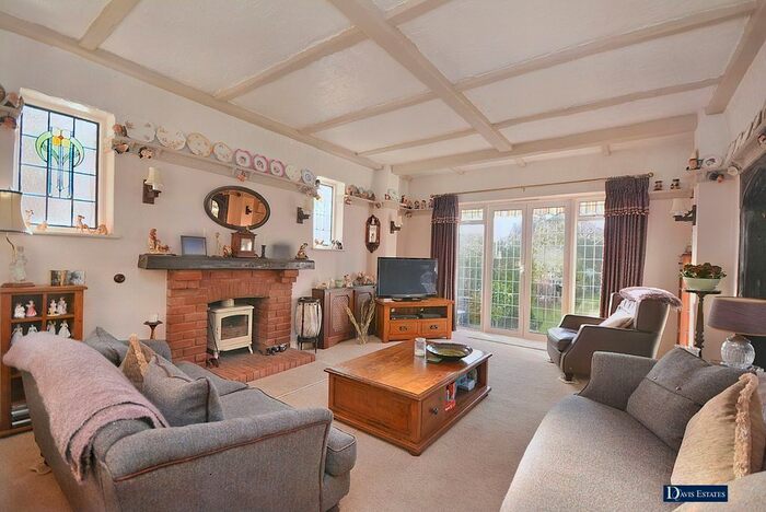 4 Bedroom Detached House For Sale In Oaklands Avenue, Romford, RM1