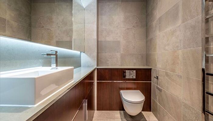 3 Bedroom Flat To Rent In Thornes House, Charles Clowes Walk, Vauxhall, London, SW11