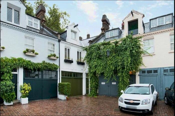 3 Bedroom Flat To Rent In Pont Street Mews, London, SW1X