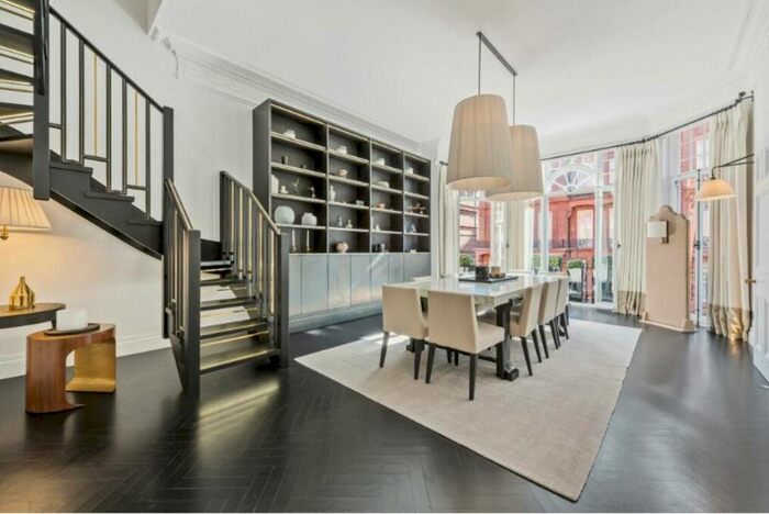 3 Bedroom Flat To Rent In Pont Street, Knightsbridge, SW1X