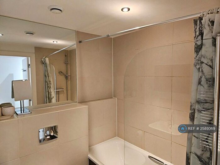 2 Bedroom Flat To Rent In Basilica, Leeds, LS1