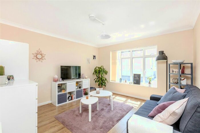 Studio To Rent In Clapham High Street, Clapham, London, SW4