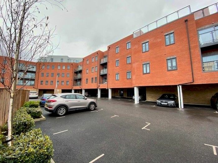 2 Bedroom Flat To Rent In High Street, Aylesbury, HP20
