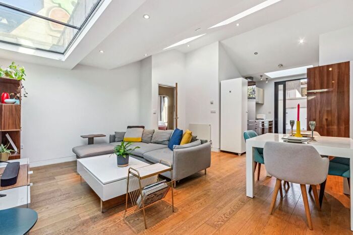 2 Bedroom Flat For Sale In Pembridge Road, Notting Hill, W11