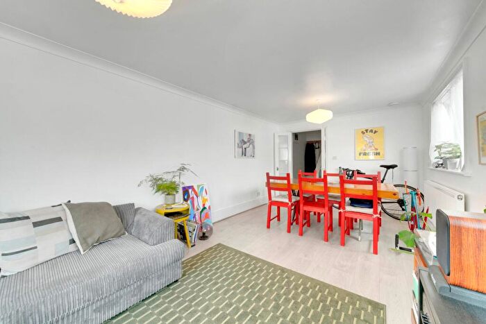 2 Bedroom Flat For Sale In Dynevor Road, London, N16
