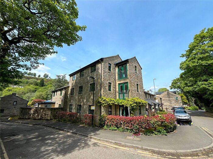 2 Bedroom Flat For Sale In Hopkinson Close, Uppermill, Saddleworth, OL3