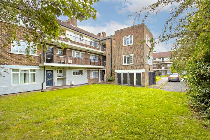 3 Bedroom Flat To Rent In The Poplars, Oakwood, N14