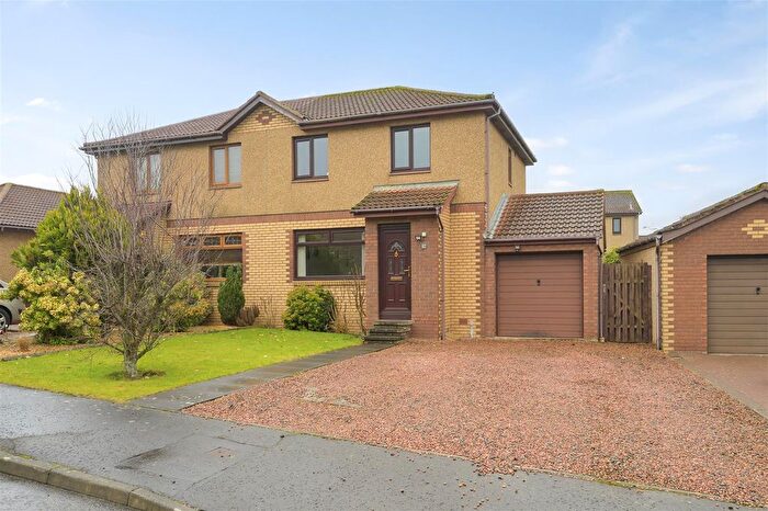 3 Bedroom Semi-Detached House For Sale In South Knowe, Crossgates, KY4