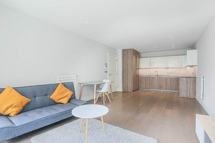 2 Bedroom Flat To Rent In Queenshurst Square, Kingston Upon Thames, KT2