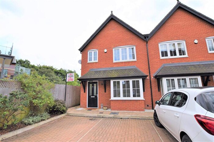 3 Bedroom Town House To Rent In West Park Drive, Macclesfield, SK10