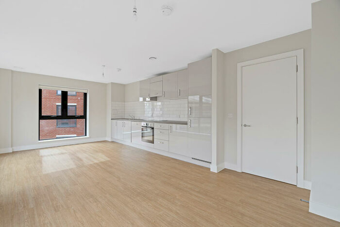 2 Bedroom Apartment To Rent In Weavers Yard, Newbury Newbury, RG14