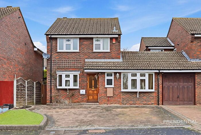 3 Bedroom Link Detached House For Sale In Owen Gardens, Woodford Green, IG8