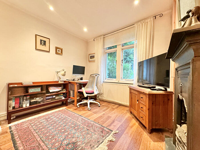 2 Bedroom Flat To Rent In Vale Road, N4